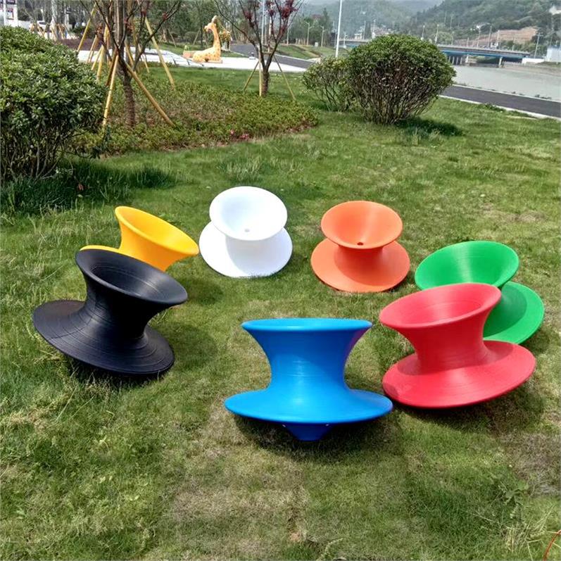 五顏六色的滾塑產(chǎn)品顏色是怎么涂上去的